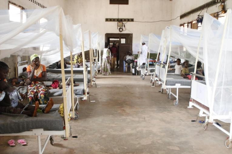 Service pour les patients atteints de rougeole dans l'hôpital général de Bosobolo, dans le nord Ubangi, en RDC, février 2021.
 © Franck Ngonga/MSF