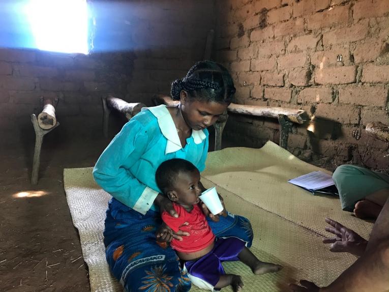 Zafimbora a 4 enfants. Elle s'est rendue à la clinique mobile MSF installée à Ambovo avec le plus jeune. L'enfant est âgé de 6 mois et souffre de malnutrition aiguë modérée. Avril 2021.&nbsp;
 © Djann Jutzeler/MSF