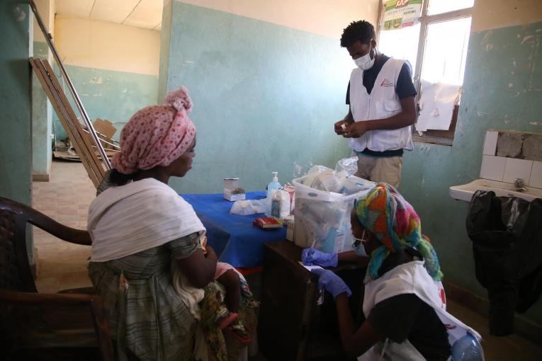 Une femme en consultation lors d'une clinique mobile MSF dans le village d'Adiftaw. Région du Tigré. 2021.
 © Igor Barbero/MSF