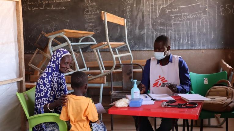 Mariam et son fils, en consultation dans la clinique mobile MSF installée dans le village de Sirfou. Depuis qu'elle a fui son foyer, Mariam connaît&nbsp;des difficultés pour accéder à des soins de santé, soit à cause de l'absence de service de santé, soit en raison de difficultés financières. Février 2021. Burkina Faso.&nbsp;
 © Noelie Sawadogo/MSF