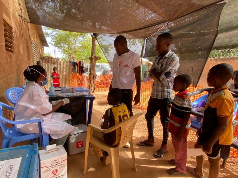 MSF a lancé une campagne de vaccination contre la rougeole en collaboration avec le Ministère de la santé à Niamey au Niger.
 © Lamine Keita/MSF