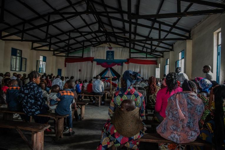 Environ 36 000 personnes sont déplacées à Sake, notamment au sein de&nbsp;l'église néo-apostolique, l'un des plus grands sites d'accueil, où se trouvent des centaines de familles&nbsp;dans des conditions très difficiles.
 © Moses Sawasawa
