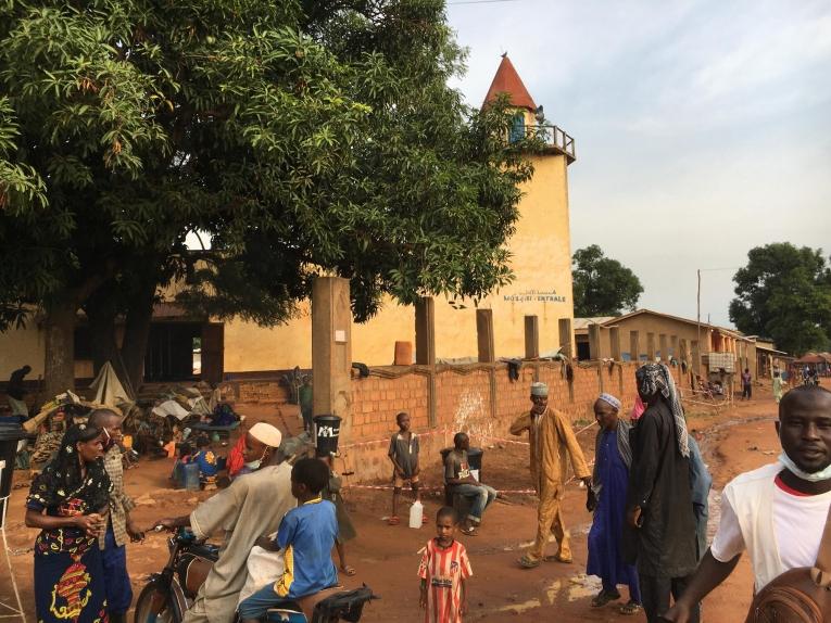 Vue de la mosquée de Bambari, dans laquelle s'est réfugiée une partie des personnes déplacées qui ont fui le camp d'Élevage. République centrafricaine. 2021.
© Vivien Aristide/MSF
