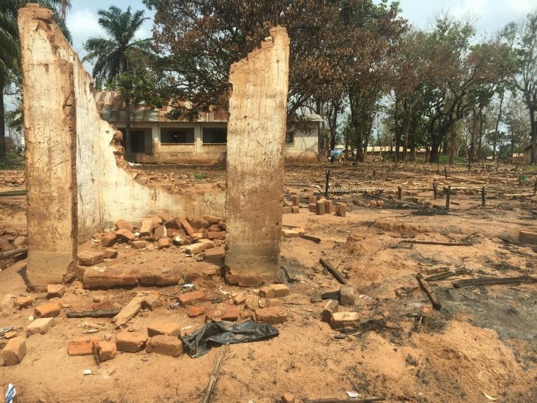 Des abris brûlés dans le camp d'Élevage après l'incendie qui l'a réduit en cendres au début du mois de juin 2021. Bambari. République centrafricaine.
 © Vivien Aristide/MSF