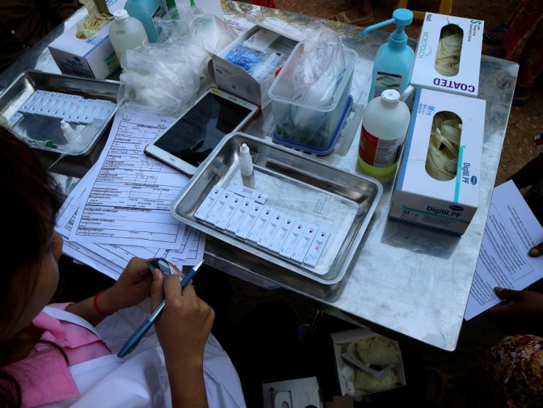 Un travailleur de santé MSF manipule des testspour détecter la présence de l'hépatite C dans un village au Cambodge. Le résultat d'un test peut être obtenu en 20 minutes. Si le résultat est positif, la personne peut se rendre pour une seconde évaluation dans un centre de santé et recevoir un traitement adéquat si le diagnostic est confirmé. © Simon Ming/MSF