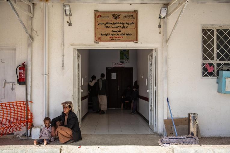 Entrée de l'hôpital MSF d'Haydan. MSF travaille dans cet hôpital depuis 2015. Il a été bombardé peu de temps après, le 26 octobre. En février 2017, une équipe MSF est revenue à Haydan et a recommencé progressivement à fournir des soins médicaux. Yémen. 2019. © Agnes Varraine-Leca/MSF