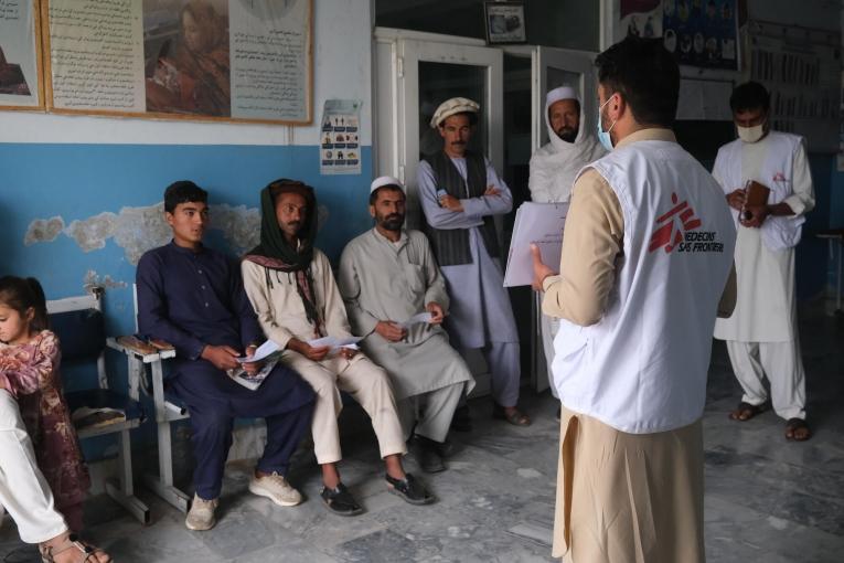 Avril 2021, Noor-U-Rahman, employé MSF, explique les signes de danger à surveiller pendant une grossesse à un groupe de soignants&nbsp;dans le centre de santé Tani, soutenu par MSF, situé dans la province de Khost.
 © Tom Casey/MSF