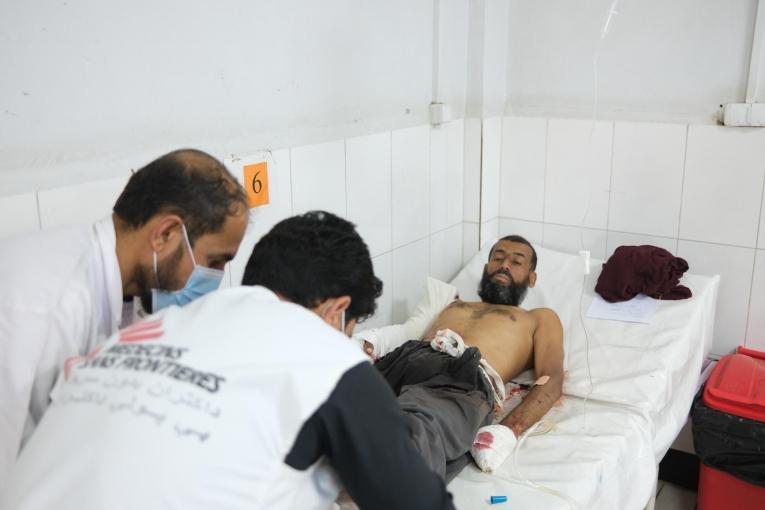 Mahmood s'est fait tirer dessus alors que sa famille et lui fuyaient leur maison à l'extérieur de Lashkar Gah.
 © MSF/Tom Casey