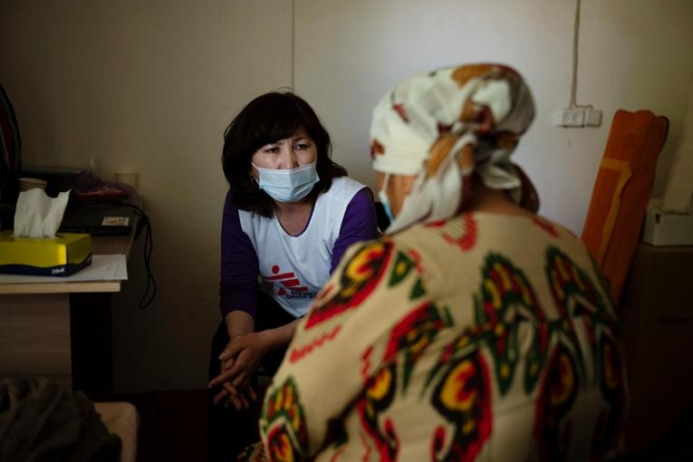 La psychologue Asylbaeva Perizat en consultation au centre médical familial de Uch-Dobo.
 © Maxime Fossat