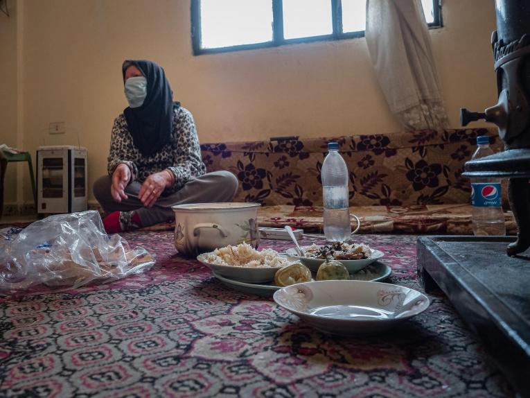 Fawziyya Al-Sahili préparant le repas dans son salon.
 © Tariq Keblaoui