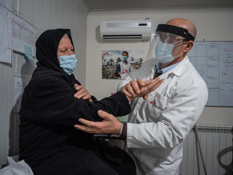 Fawziyya Al-Sahili en train d'être examinée dans la clinique MSF de Hermel.
 © Tariq Keblaoui