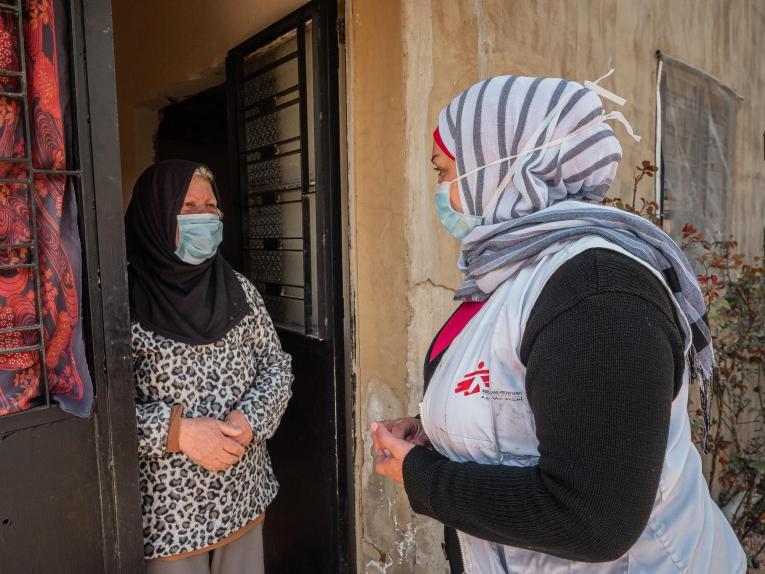 Une travailleuse MSF vient rendre visite à&nbsp;Fawziyya Al-Sahili.
 © Tariq Keblaoui