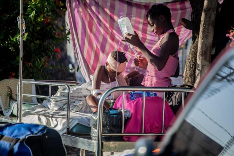 Aux Cailles, un garçon est soigné à l'extérieur de l'hôpital général,&nbsp;après le&nbsp;tremblement de terre du 14 août 2021.
 © Richard Pierrin/Getty Images/AFP