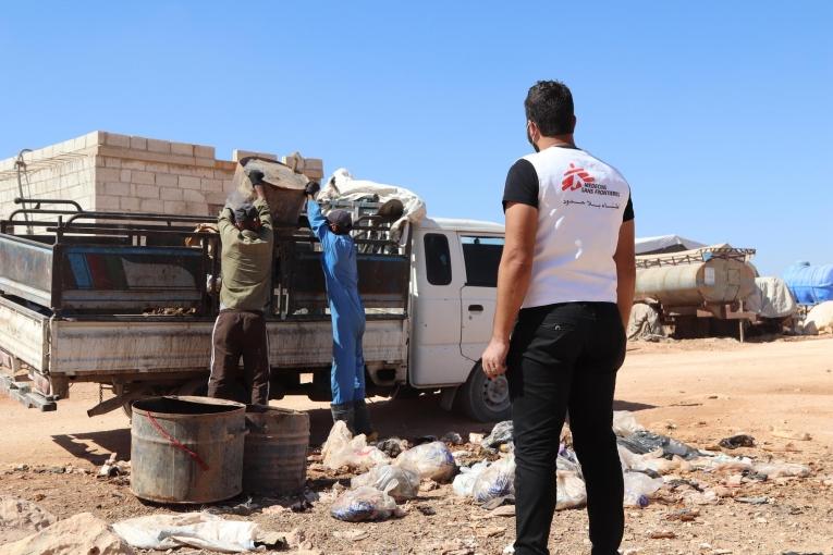 Un membre des équipes MSF dans un camp du nord de la Syrie, lors d'une intervention d'assainissement. Syrie. 2021.
 © Abdurzaq Alshami