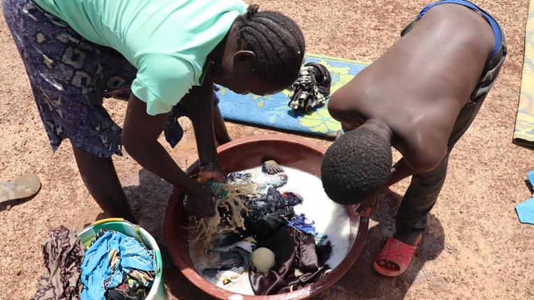 Les habitants du camp de personnes déplacées de&nbsp;Barsalogho sont contraintes de recourir à des eaux souillées pour leurs activités ménagères. Burkina Faso. 2021.
 © MSF/Seigneur Yves Wilikoesse