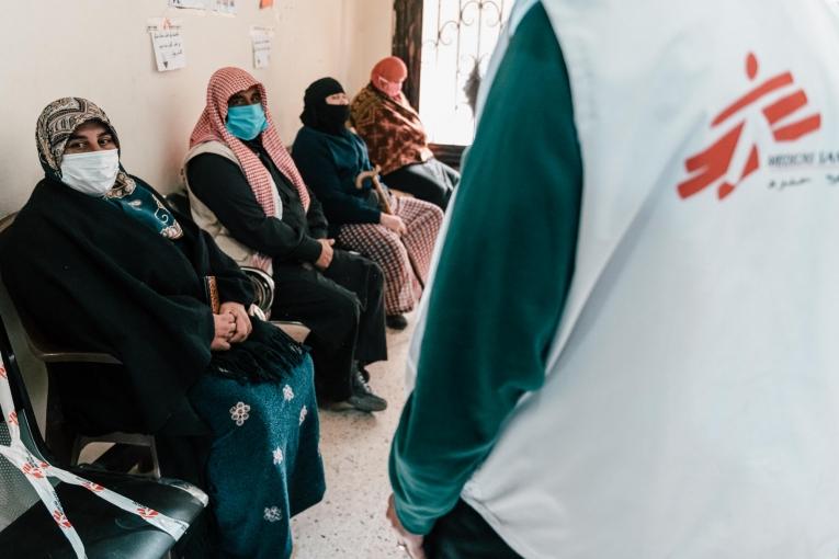 Des patients attendant pour recevoir une consultation à la clinique MSF d'Arsal, dans la plaine de la Bekaa. Liban.
 © Karine Pierre/Hans Lucas