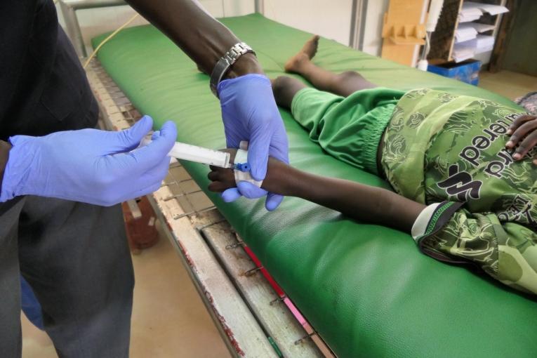 Un garçon de quatre ans, touché par l'hépatite C, est pris en charge par les équipes MSF du camp de Bentiu. Soudan du Sud.
 © Damaris Giuliana/MSF