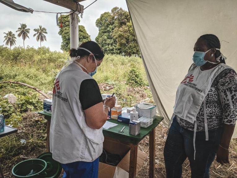 Une infirmière MSF prépare les médicaments d'un patient dans une clinique mobile déployée dans un camp informel des Cayes. Haïti. 2021.
 © Nico Dauterive/MSF
