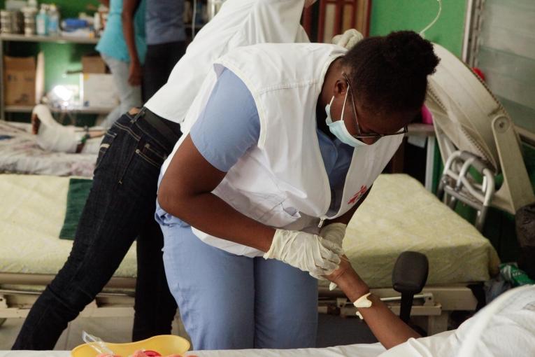 Une infirmière MSF prend en charge un patient dans l'hôpital Immaculée Conception des Cayes. Haïti. 2021.
 © Alexandre Michel/MSF