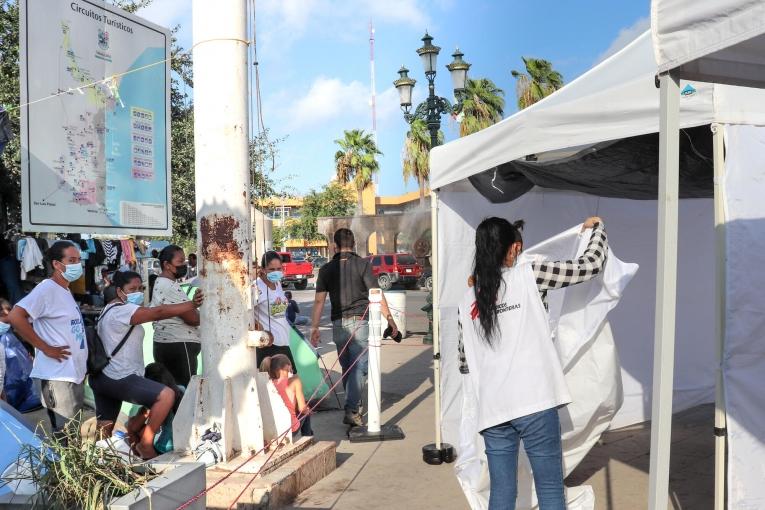 Depuis le mois de mars, 902&nbsp;consultations de santé primaire et mentale ont été réalisées par MSF sur&nbsp;la Plaza de La República à&nbsp;Reynosa.
 © MSF/Esteban Montaño