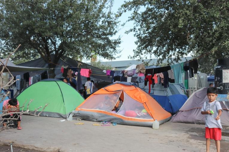 Plus de 2 000 personnes se retrouvent parquées sur la Plaza de La República à Reynosa en attendant une place dans un refuge.
 © MSF/Esteban Montaño