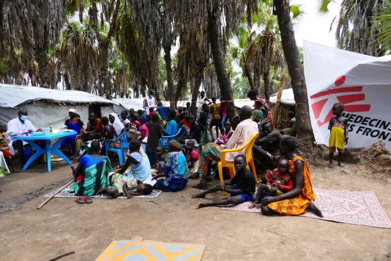 Des personnes déplacées vivant à Roupgak attendent une consultation médicale avec l'équipe mobile de MSF. Le paludisme, la diarrhée aqueuse aiguë et les infections respiratoires étaient les&nbsp;pathologies principales qui touchaient&nbsp;les habitants de cette région.
 © Damaris Giuliana/MSF