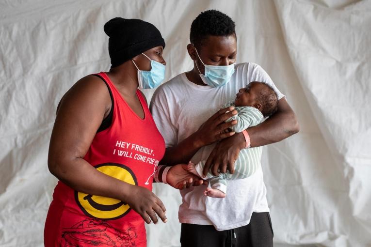 Un couple d'origine camerounaise et leur fils, secourus&nbsp;par MSF lors de leur&nbsp;traversée de la Méditerranée.&nbsp;
 © Pablo Garrigos/MSF