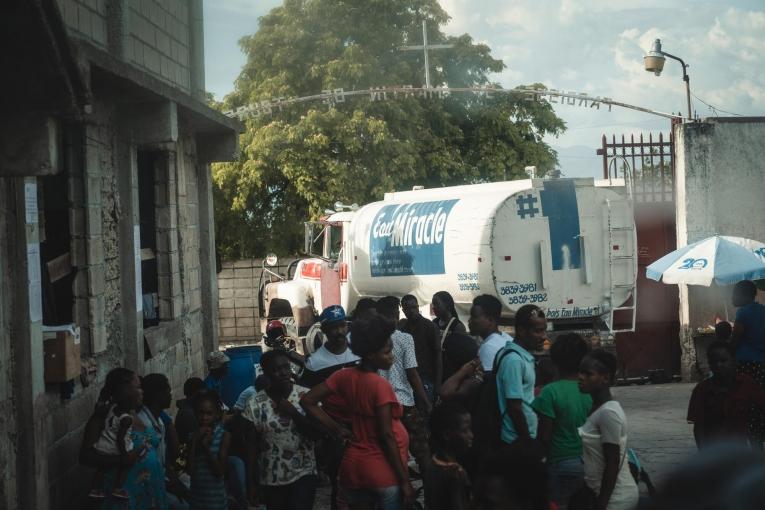 Un camion-citerne entre dans un camp informel de personnes déplacées par la violence. Port-au-Prince. Haïti. 2021.
 © Pierre Fromentin/MSF