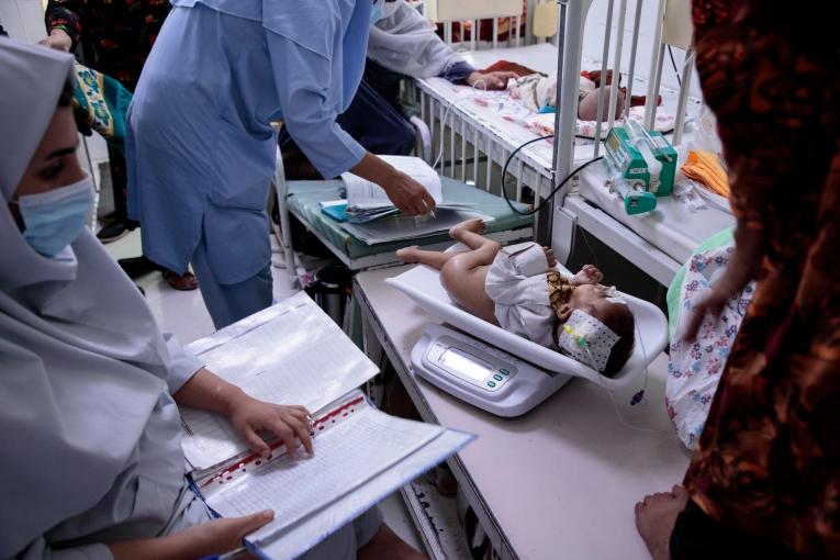 Des infirmières MSF auprès d'enfants malnutris dans le centre nutritionnel thérapeutique installé dans l'hôpital régional d'Hérat. Afghanistan. 2021.
 © Sandra Calligaro