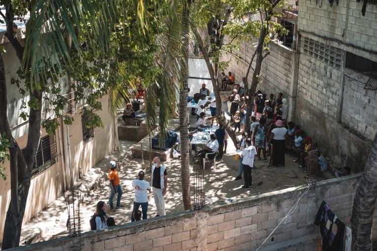 Vue générale de la clinique mobile MSF installée au Parc Celtique, un site informel de déplacés dans le quartier de Solino. Port-au-Prince. Haïti. 2021.
 © Pierre Fromentin/MSF