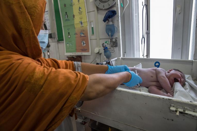 Une sage-femme de l'équipe de MSF s'occupe d'un nourrisson dans la salle d'accouchement de la maternité de Khost, en Afghanistan. Octobre 2021.
 © Oriane Zerah