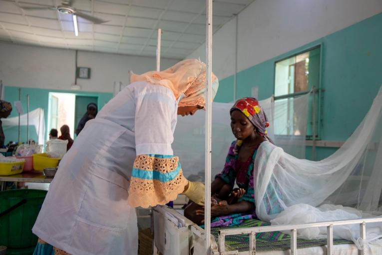 Une mère et son enfant sont pris en charge à l'hôpital de Magaria, à la frontière entre le Niger et le Nigeria.
 © Mario Fawaz/MSF