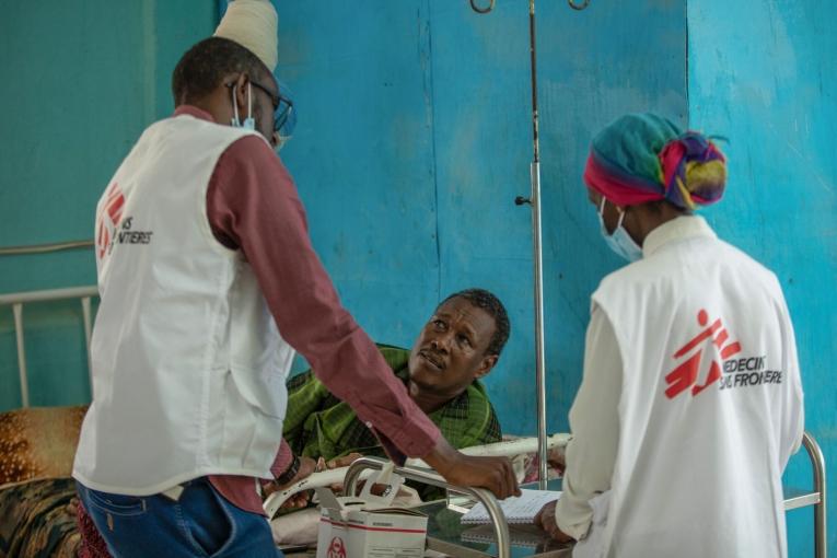Un patient atteint de diabète doit être amputé d'un orteil. Il est réfugié à Dadaab depuis 2008, après avoir fui la Somalie. Kenya. 2021.
 © Chali Flani Productions for MSF