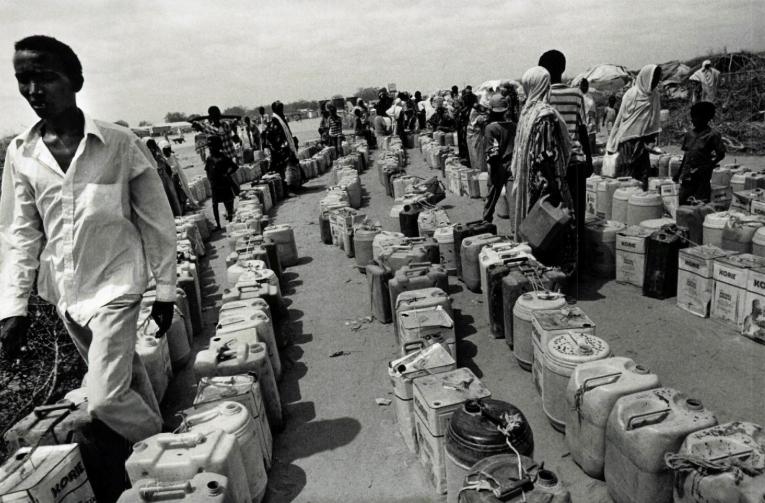 Camp de Liboi : approvisionnement en eau. En février 1992, l’UNHCR demande à MSF d’intervenir auprès des réfugiés somaliens dans la province kényane de Garissa. Il s’agit des camps de Liboi (40.000 réfugiés), Ifo (30.000), Dagalahey (30.000) et Wajir-el-Wak. MSF assure, en collaboration avec du personnel du ministère de la Santé kényan, les activités curatives, préventives et nutritionnelles, ainsi que certaines constructions (centres de soins, réservoirs) et une aide ponctuelle pour l’approvisionnement en eau.
 © Horacio Paone