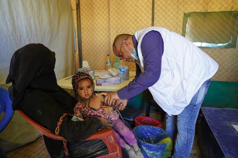Un infirmier MSF prend le périmètre brachial d'une enfant qui souffre de malnutrition, dans la clinique mobile du camp de déplacés d'Al-Sweida à Marib. Yémen. 2021.
 © Hesham Al Hilali