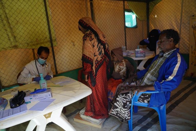 Abdu Sabit avec deux de ses filles lors d'une consultation dans la clinique mobile MSF du camp d'Al-Khuseif à Marib. Yémen. 2021.
© Hesham Al Hilali