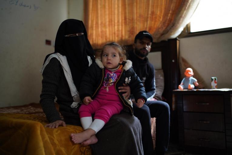 Sham, 2 ans, est assise avec ses parents dans leur chambre du camp de réfugiés de Khan Younis. Gaza. 2021.
 © Tetiana Gaviuk/MSF