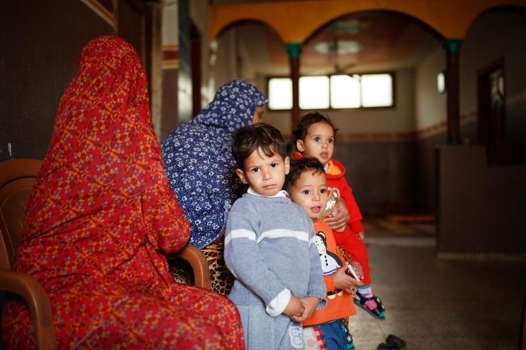 Nabeel avec sa famille à Khan Younis. Cet enfant de 4 ans s'est brûlé le dos et a été pris en charge par les équipes MSF de Gaza. 2021.
 © Tetiana Gaviuk/MSF