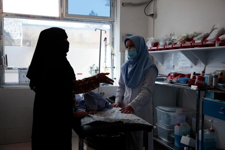 Une mère en discussion avec une infirmière MSF dans le centre de nutrition thérapeutique MSF de l'hôpital régional d'Hérat. Afghanistan. 2021.
 © Sandra Calligaro