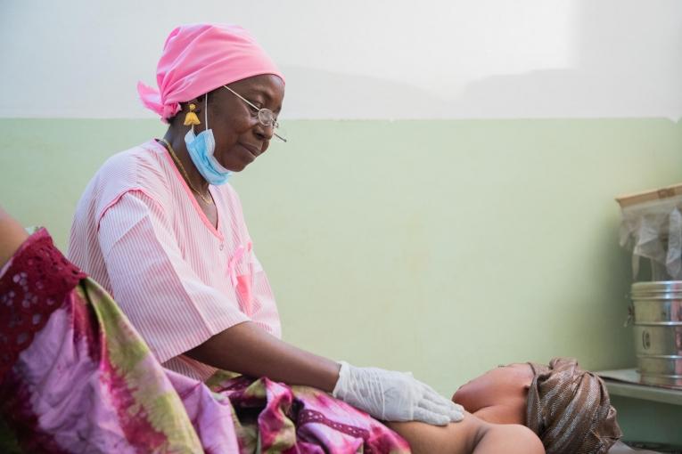 Nene Sow, sage-femme, effectue une palpation mammaire pour détecter toute anomalie chez sa patiente lors d'une consultation à l’hôpital Gabriel Touré.
 © Fatoumata Tioye Coulibaly