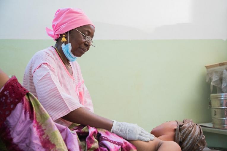 Nene Sow, sage-femme, effectue une palpation mammaire pour détecter toute anomalie chez sa patiente lors d'une consultation à l’hôpital Gabriel Touré.
© Fatoumata Tioye Coulibaly