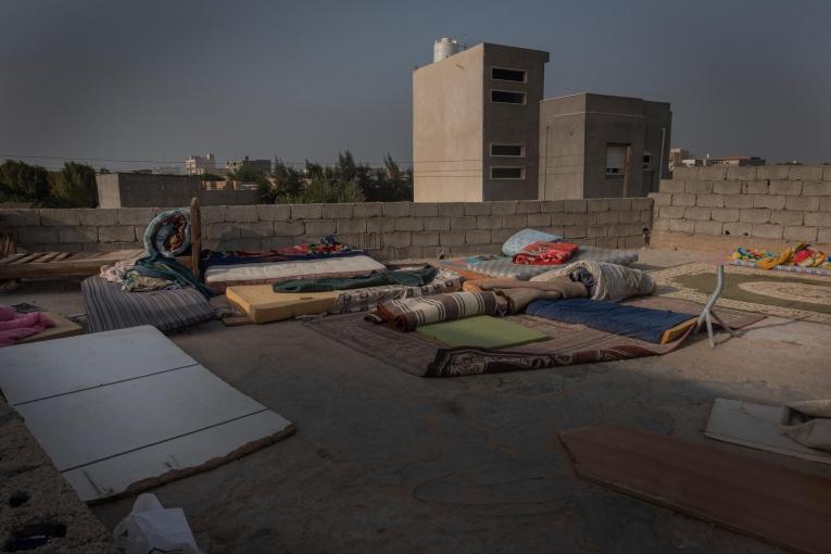 Des matelas posés à même le sol, sur le toit d'une habitation partagée par des migrants&nbsp;en Libye. Août 2021.

&nbsp;
 © Ricardo Garcia Vilanova