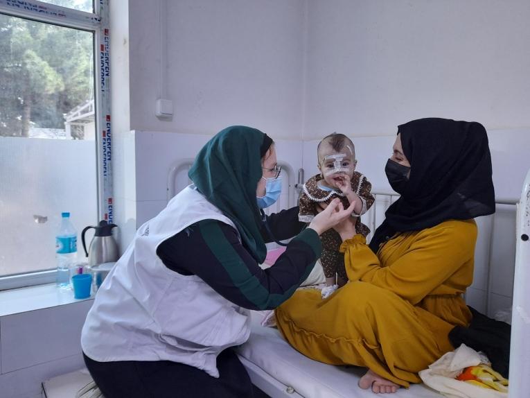 Solveig Köbe, pédiatre MSF, avec Nyayesh. Afghanistan. 2022.&nbsp;
 © MSF