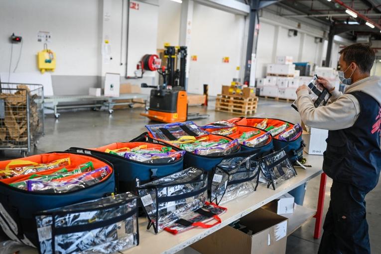 Les équipes logistiques&nbsp;de MSF préparant du matériel médical à destination de l'Ukraine et des pays voisins. Bordeaux-Mérignac. 4 mars 2022.

&nbsp;
 © Remi Decoster