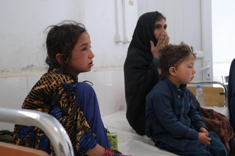 Han Bibi avec ses petits-enfants&nbsp;touchés par la rougeole&nbsp;dans l'hôpital Boost de&nbsp;Lashkar Gah. Afghanistan. 2022.
 © Tom Casey/MSF