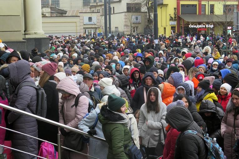 Des personnes font la queue pour quitter Lviv et se rendre en Pologne. Ukraine. 6 mars 2022.
 © Jean-Pierre Amigo