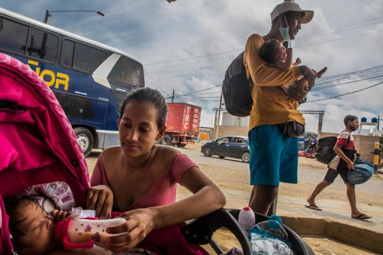 Un couple de migrants vénézuéliens se repose&nbsp;avec leurs filles près d'un poste de santé MSF à la frontière entre le Pérou et l'Équateur. 2022.
 © MAX CABELLO ORCASITAS