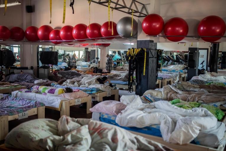 Vue d'un gymnase qui sert d'abri aux personnes déplacées,&nbsp;dans la ville&nbsp;d'Oujhorod en Ukraine.
 © Santi Palacios