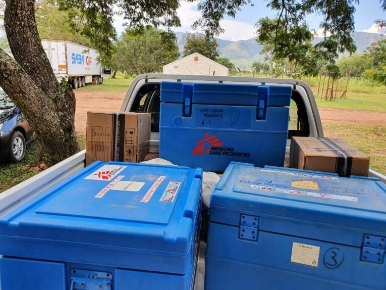 Les équipes MSF livrent des vaccins contre la covid-19 à Kasese dans le cadre d'une campagne de vaccination conduite en collaboration avec le ministère de la Santé. Ouganda. 2021.
 © Théo  Wanteu/MSF