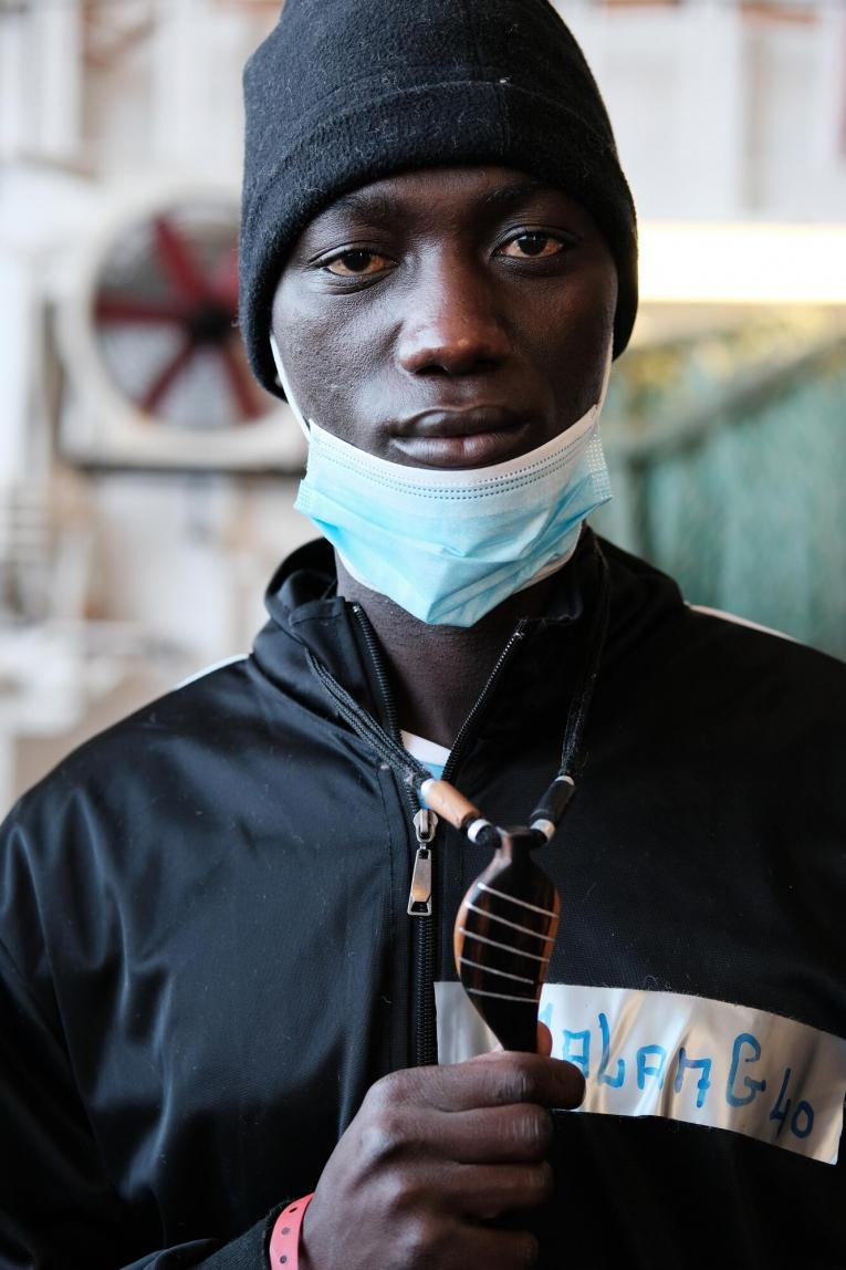 Aliou, 18 ans, est originaire du Sénégal. Il a été secouru par le navire de recherche et de sauvetage de MSF, le Geo Barents, en Méditerranée centrale en mars 2022.
 © Kenny Karpov